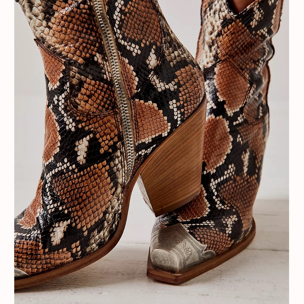 FREE PEOPLE WESTERN GENUINE LEATHER SNAKE SKIN BOOTS!!